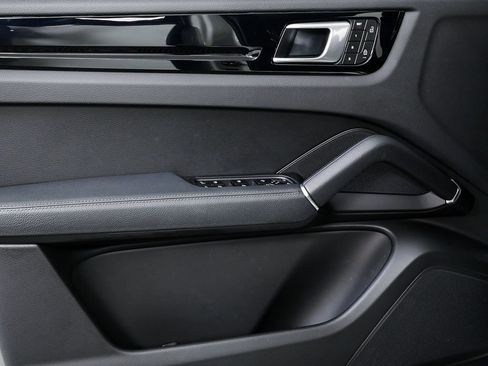 Certified 2023 Porsche Cayenne AWD/4WD image 6
