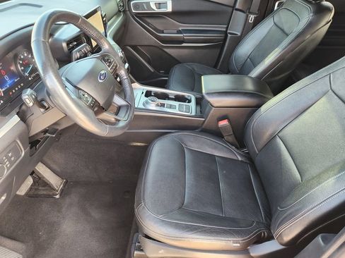 Used 2020 Ford Explorer XLT image 18