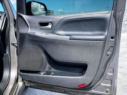 Used 2016 Toyota Sienna SE FWD image 28
