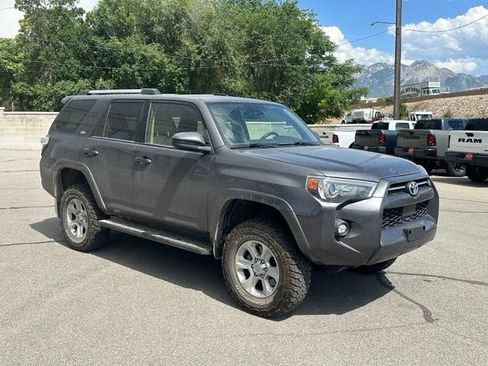 Used 2022 Toyota 4Runner SR5 AWD/4WD image 10