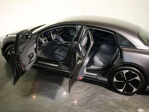 Used 2024 Lucid Air Touring image 5