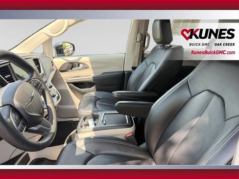 Used 2024 Chrysler Pacifica Touring-L FWD image 22