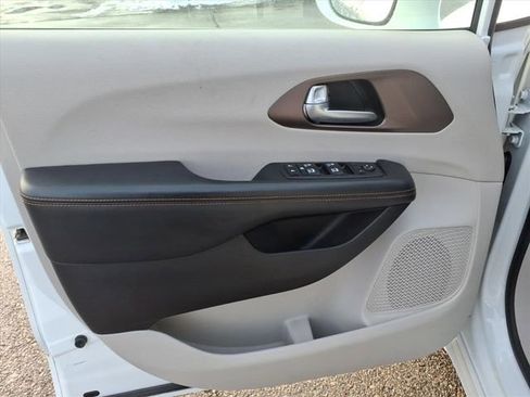 Used 2017 Chrysler Pacifica Touring-L Plus image 9