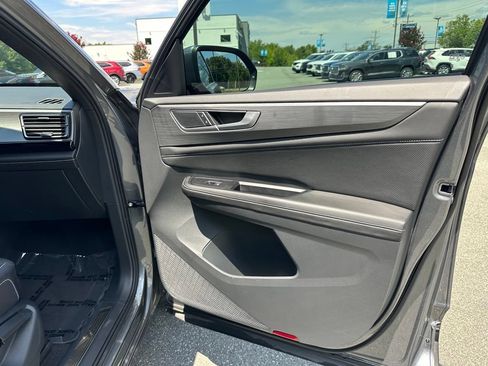 Used 2024 Volkswagen Atlas Cross Sport SE w/ Panoramic Sunroof Package FWD image 19
