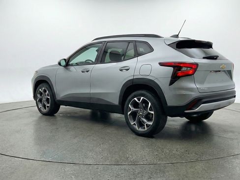 Used 2025 Chevrolet Trax LT w/ LT Convenience Package image 6