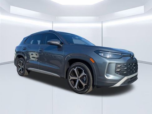 Used 2025 Volkswagen Tiguan SE image 2