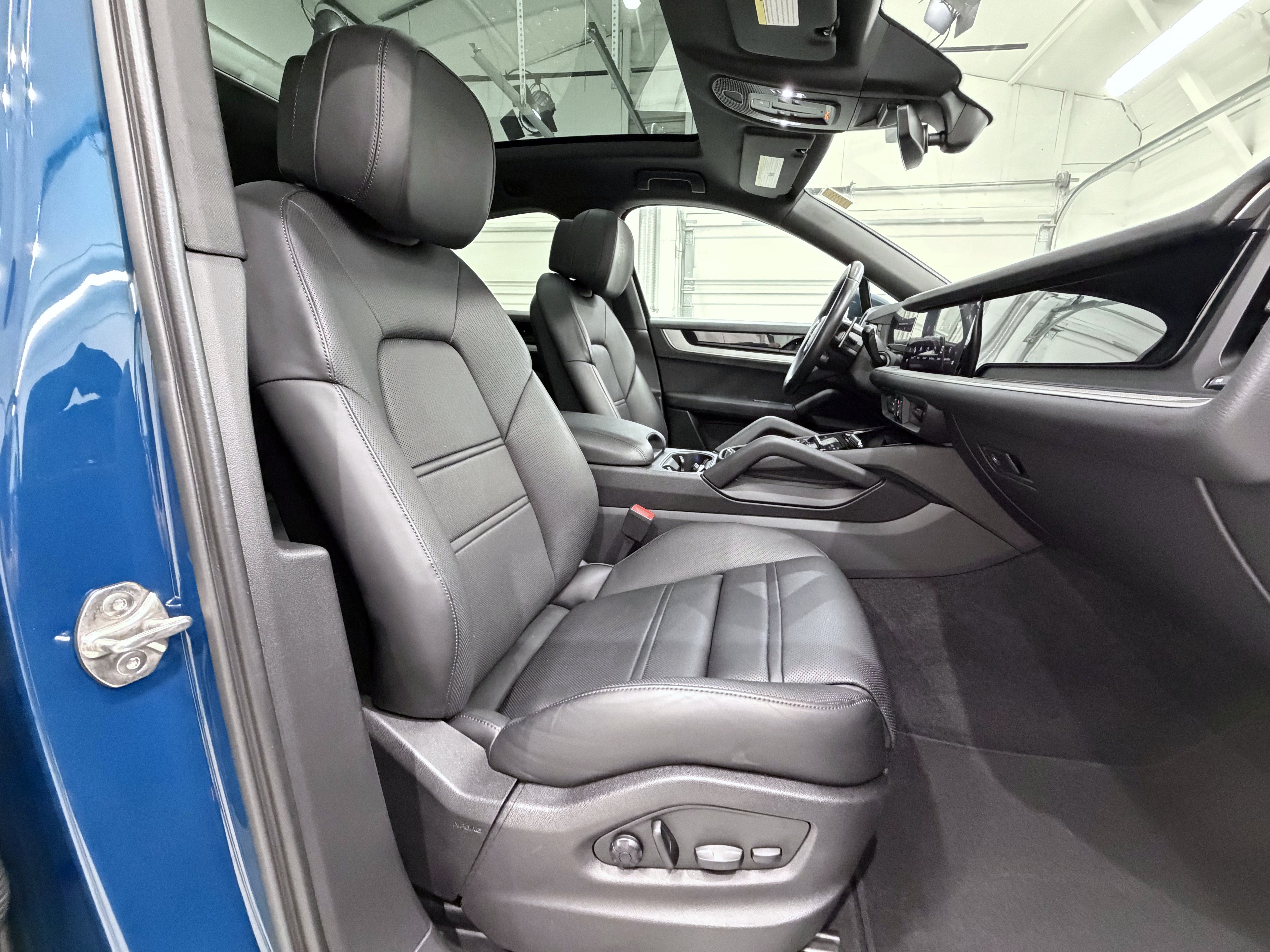 Certified 2024 Porsche Cayenne Coupe AWD/4WD image 23