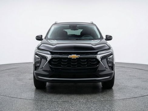 Used 2025 Chevrolet Trax LT w/ LT Convenience Package FWD image 2