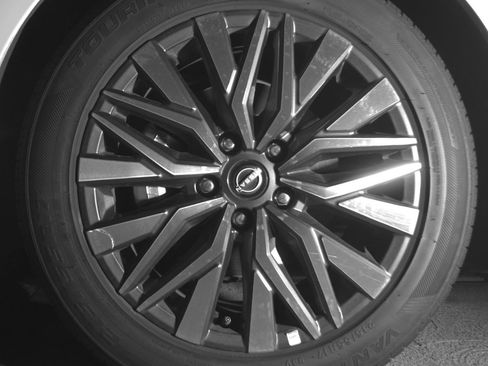 Used 2025 Nissan Altima 2.5 SV FWD image 9