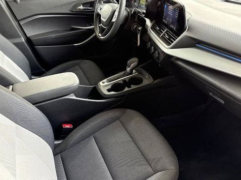 Used 2025 Chevrolet Trax LS FWD image 23