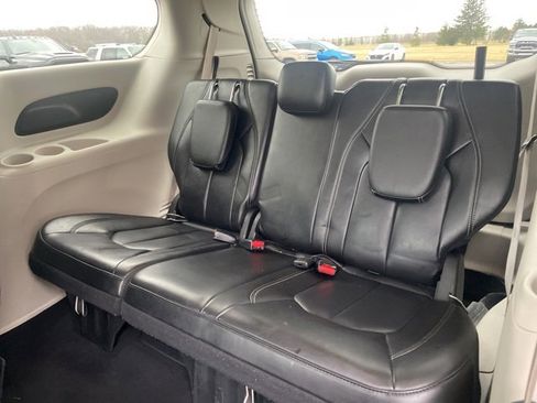 Used 2024 Chrysler Pacifica Touring-L image 10