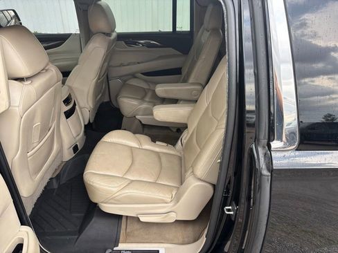 Used 2018 Cadillac Escalade ESV Luxury AWD/4WD image 17
