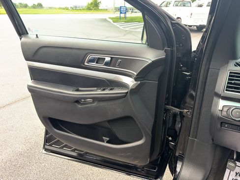 Used 2017 Ford Explorer XLT w/ Equipment Group 202A AWD/4WD image 14