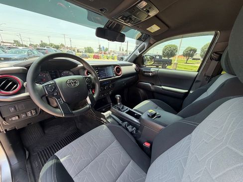 Used 2022 Toyota Tacoma TRD Off-Road w/ Technology Package AWD/4WD image 33