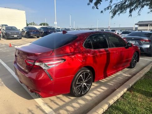 Used 2020 Toyota Camry SE w/ Convenience Package FWD image 3