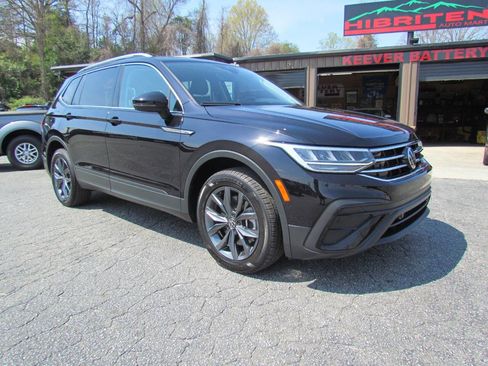 Used 2022 Volkswagen Tiguan SE image 1
