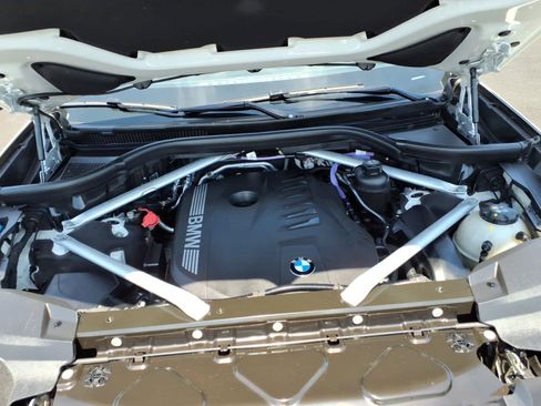 Used 2024 BMW X7 xDrive40i AWD/4WD image 9