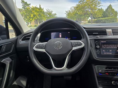 Used 2023 Volkswagen Tiguan SE w/ Panoramic Sunroof Package FWD image 29