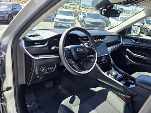 Used 2023 Jeep Grand Cherokee Laredo RWD image 16