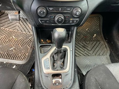 Used 2014 Jeep Cherokee Latitude FWD image 18