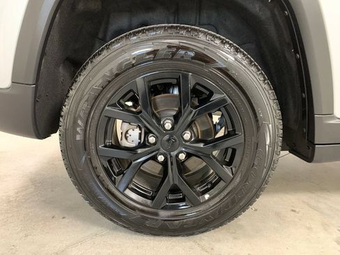 Used 2025 Jeep Grand Cherokee Altitude AWD/4WD image 25