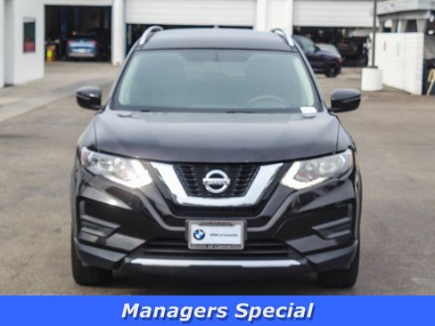 Used 2018 Nissan Rogue SV image 2