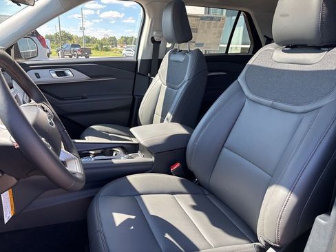 New 2025 Ford Explorer Active w/ Active Comfort Package image 9