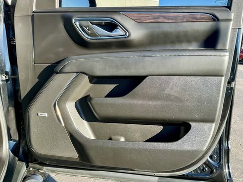 Used 2023 Chevrolet Suburban Z71 w/ Luxury Package image 22