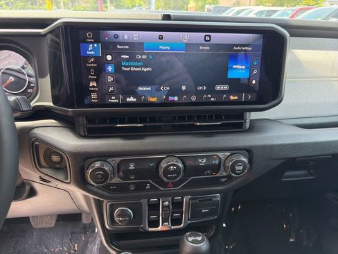 Used 2025 Jeep Wrangler Unlimited Sport AWD/4WD image 15