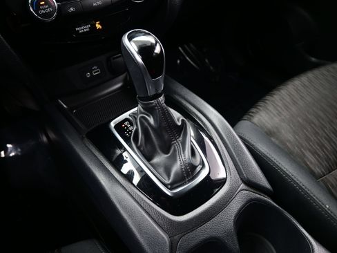 Used 2018 Nissan Rogue SV AWD/4WD image 21