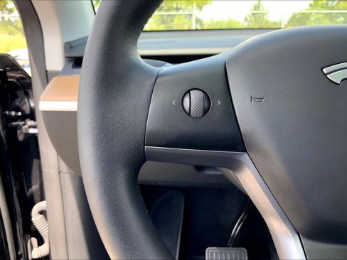 Used 2025 Tesla Model Y Long Range AWD/4WD image 22
