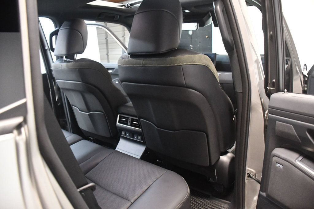 Used 2025 Lexus GX 550 w/ Accessory Package (CT) AWD/4WD image 36