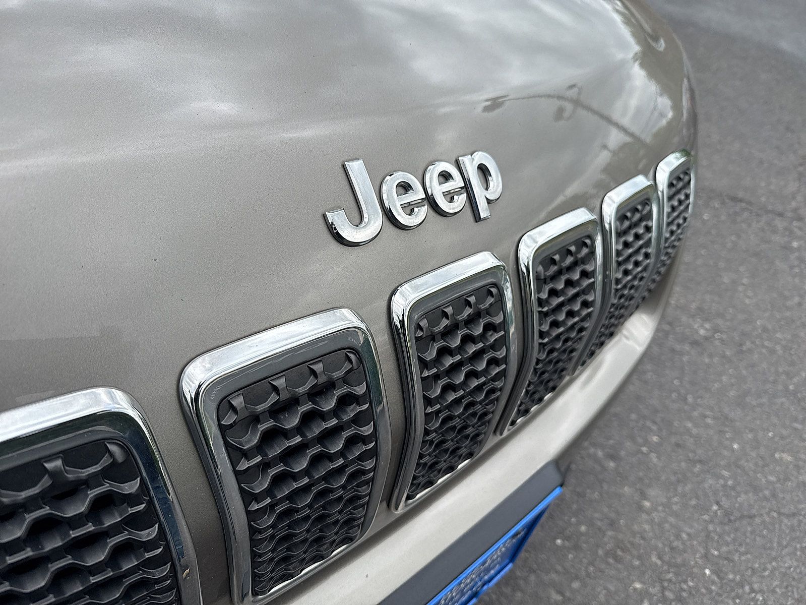 Used 2019 Jeep Cherokee Latitude w/ Cold Weather Group AWD/4WD image 19