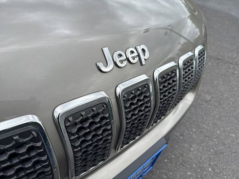 Used 2019 Jeep Cherokee Latitude w/ Cold Weather Group AWD/4WD image 19