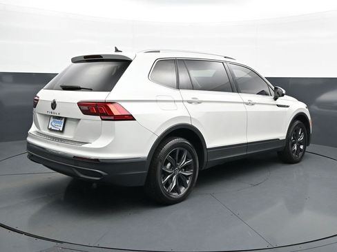 Used 2023 Volkswagen Tiguan SE w/ Panoramic Sunroof Package FWD image 7