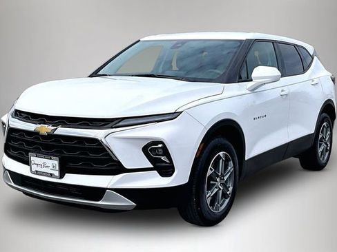 Used 2023 Chevrolet Blazer LT image 2
