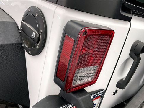 Used 2018 Jeep Wrangler Unlimited Sport S image 29