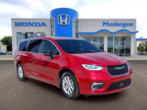 Used 2025 Chrysler Pacifica Select FWD image 1