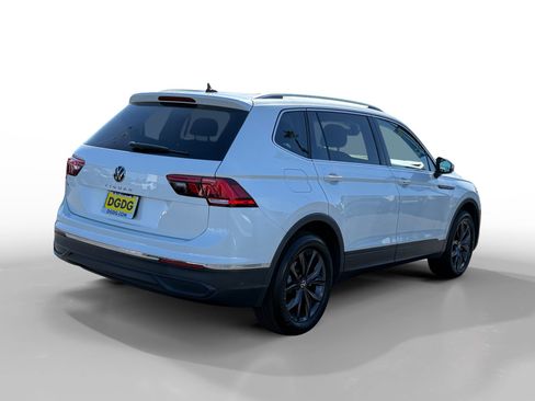 Used 2023 Volkswagen Tiguan SE w/ Panoramic Sunroof Package FWD image 5