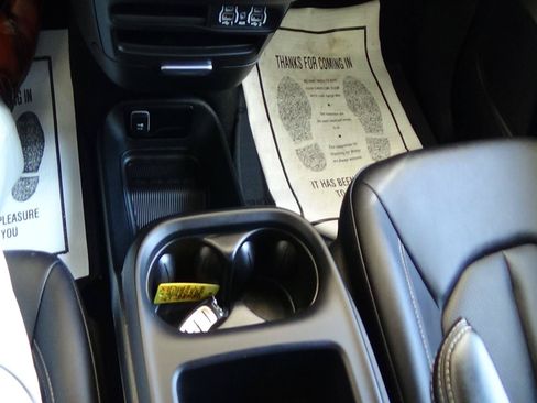 Certified 2025 Chrysler Pacifica Select FWD image 26