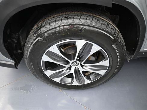 Certified 2025 Toyota Highlander XLE FWD image 25