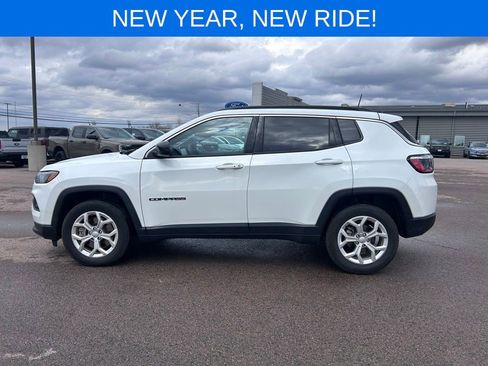 Used 2024 Jeep Compass Latitude image 3