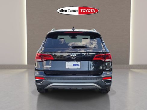 Used 2023 Volkswagen Taos SE w/ Panoramic Sunroof Package FWD image 8