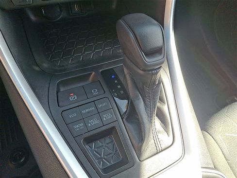 Used 2022 Toyota RAV4 XLE image 15