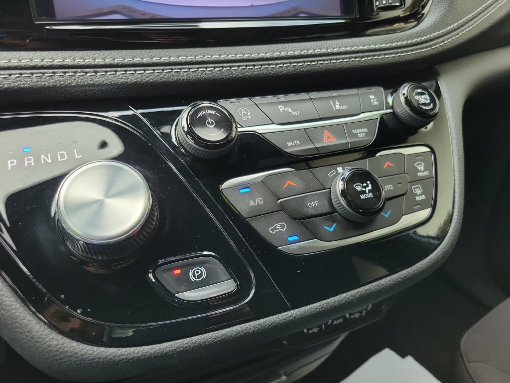 Used 2024 Chrysler Pacifica Touring FWD image 27