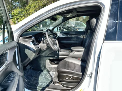 Used 2023 Cadillac XT6 Premium Luxury image 2