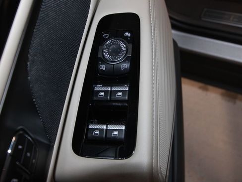 Used 2025 Lincoln Nautilus Premier image 6