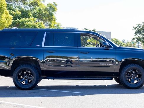 Used 2020 Chevrolet Suburban LT w/ Z71 Midnight Edition image 3