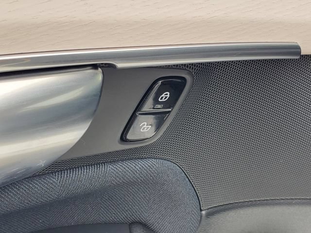Certified 2025 Volvo XC90 B5 Ultra AWD/4WD image 12