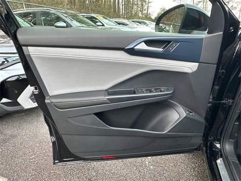 Used 2024 Volkswagen Taos SE image 10